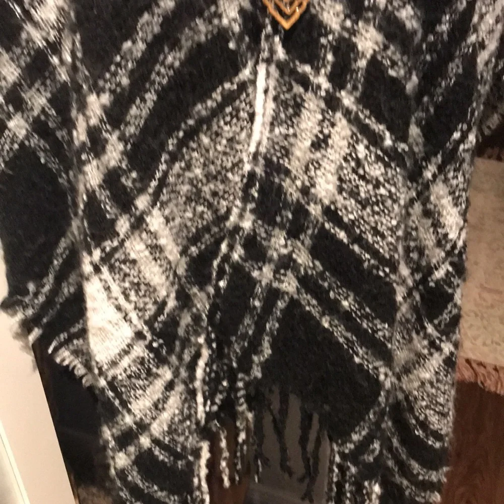 Shawl Wrap Black White Lightweights OS NEW FINAL SALE - Picture 3 of 8
